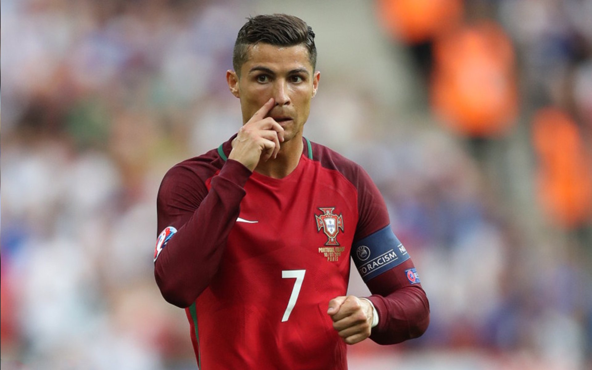 西班牙女足联赛决赛场上现独特风采，西班牙女足队长